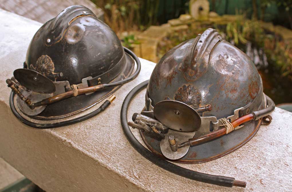 copie et original du casque Adrian de Norbert Casteret copie et original du casque Adrian de Norbert Casteret